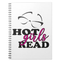 Heet meisje leest notitieboek