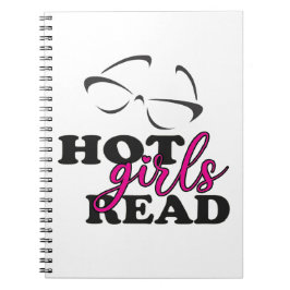 Heet meisje leest notitieboek