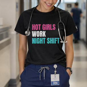 Heet meisje werkt nachtdienst grappige verpleegste t-shirt
