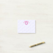 Heet of fel roze christelijk zig-zag kruis wit post-it® notes (Op bureau)
