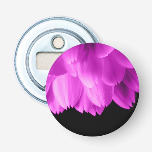 Heet roze bloemblaadjes op zwart button flesopener (Voorkant)
