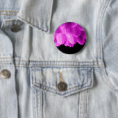 Heet roze bloemblaadjes op zwart ronde button 5,7 cm (In situ)