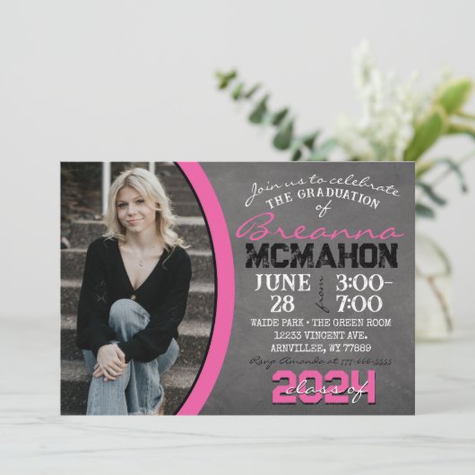 Heet Roze Chalkboard Afstuderen Fotouitnodiging Kaart (Staand voorkant)