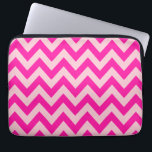 Heet Roze Chevron Zigzag Patroon Laptop Sleeve<br><div class="desc">ZigZag Chevron Patroon - roze en hete roze.</div>