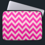 Heet Roze Chevron Zigzag Patroon Laptop Sleeve<br><div class="desc">ZigZag Chevron Patroon - roze en hete roze.</div>