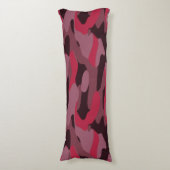 Heet roze en Bourgondische Camo Lichaamskussen (Voorkant Verticaal)