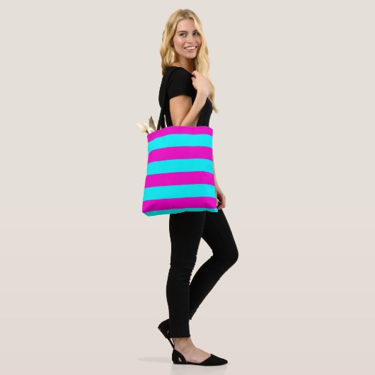 Heet roze en cyaan blauw groen turquoise strepen tote bag (Op model)