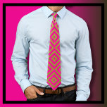 Heet Roze en Gouden Diamant Vierkantjes Stropdas<br><div class="desc">Hot Pink en Gold Diamond Squares Stropdas. Een luxe ontwerp van de Loud en Sassy winkel. Gedurfde en heldere stuk draagbare bling. Maakt een stijlvol cadeau en een geweldige kous stuffer,  verjaardagscadeau,  afstuderen,  feest,  verloving,  trouwkleding. Het perfecte cadeau voor hem,  haar,  hen!</div>