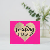 Heet roze en gouden hart dat knuffels stuurt briefkaart (Staand voorkant)