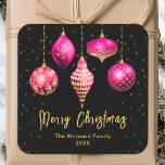Heet Roze en Gouden Ornamenten Vrolijk kerstfeest Vierkante Sticker<br><div class="desc">Deze elegante en glamoureuze vakantie sticker kan worden gepersonaliseerd met uw familienaam. Het ontwerp heeft hete roze en gouden kerstbauble ornamenten op een zwarte achtergrond. De tekst combineert handgeschreven script en moderne schreefloze lettertypen voor een stijlvolle en verfijnde look. De glinstering en glitter voegen een feestelijke en magische touch toe....</div>