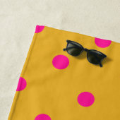 Heet Roze en Sinaasappel Polka Dot Strandlaken (In situ)