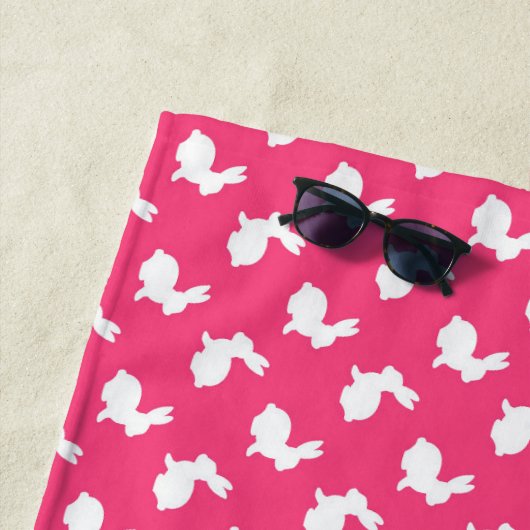 Heet-roze en witte Bunny Rabbits Beach Towel Strandlaken (In situ)