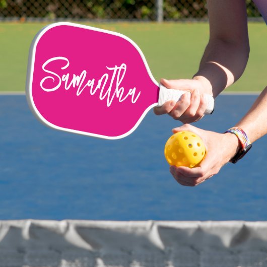 Heet roze en witte moderne penseellettertype pickleball paddle (Insitu)