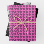 Heet roze en zwart verjaardag inpakpapier vellen (In situ)