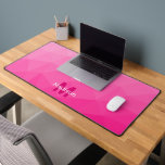 Heet roze geometrisch meshpatroon monogram bureaumat<br><div class="desc">Monogram personaliseren met uw aangepaste initiaal en naam. Unieke koele bureaumat voor haar kantoor,  kamer,  werk,  gamen kamer.. 
Heet roze verloop geometrisch meshpatroon. Subtiele moderne design Elegante en koele driehoek geometrische mesh verloop.</div>