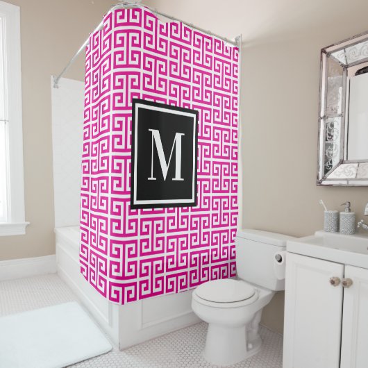 Heet roze Griekse sleutel zwart wit monogram Douchegordijn (In situ)