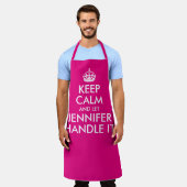 Heet Roze Houd Kalm en Laat Jennifer Handle Het Ap Schort (Gedragen)