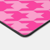 Heet roze houndstooth ruitontwerp bureaumat (Hoek)