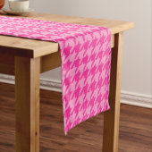 Heet roze houndstooth ruitontwerp korte tafelloper (Voorbeeld)