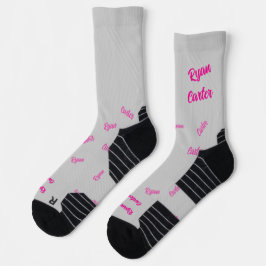 Heet roze kussen. Je naam op grijs Sokken