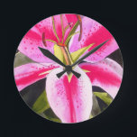 Heet roze lib Tenerife pop art waterverf Ronde Klok<br><div class="desc">met een oorspronkelijk ontwerp van een schilderij van de waterverf Sacha Grossel van een roze,  roze,  bijna roze,  pop macrostijl. Dit botanische,  geïnspireerde bloemontwerp is zeer helder en kleurrijk met intense roze bladen en groene achtergrond.</div>