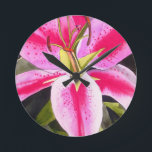Heet roze lib Tenerife pop art waterverf Ronde Klok<br><div class="desc">met een oorspronkelijk ontwerp van een schilderij van de waterverf Sacha Grossel van een roze,  roze,  bijna roze,  pop macrostijl. Dit botanische,  geïnspireerde bloemontwerp is zeer helder en kleurrijk met intense roze bladen en groene achtergrond.</div>