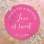 Heet roze liefde is zoete bruiloft gunst ronde sticker<br><div class="desc">Heet roze bruiloft gunst liefde is lief klassiek rond sticker. Ontworpen door Thisnotme©</div>