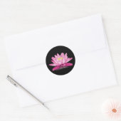 Heet roze lotusbloem op zwarte achtergrond ronde sticker (Envelop)