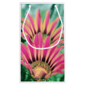 Heet Roze Madeliefjesbloemblaadjes Klein Cadeauzakje (Achterkant)
