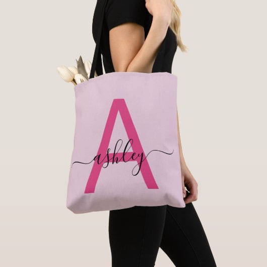 Heet Roze Moderne Script Meisjesachtig Monogram Na Tote Bag (Dichtbij)