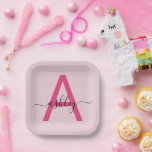 Heet Roze Moderne Script Meisjesachtige Monogramna Papieren Bordje<br><div class="desc">Verhef je evenement met deze verfijnde en stijlvolle papieren borden met een opvallend monogramontwerp. De combinatie van een hete roze initiaal met het gepersonaliseerde schrift van je naam creëert een moderne maar tijdloze esthetiek die elegantie perfect in evenwicht brengt met flair. Ideaal voor vieringen die zowel gemak als schoonheid vereisen,...</div>