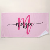 Heet Roze Moderne Script Meisjesachtige Monogramna Strandlaken (Voorkant)