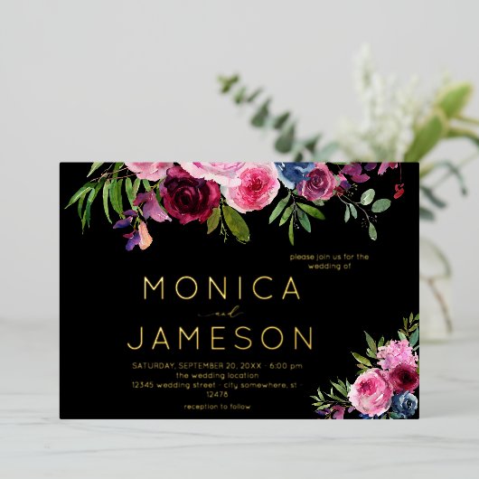 Heet Roze & Navy Blauw Bloemen Bruiloft Zwart Folie Uitnodiging (Staand Voorkant)