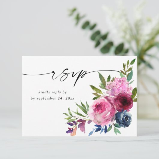 Heet Roze & Navy Blauw Bloemen met Maaltijd V3 RSVP Kaartje (Staand voorkant)