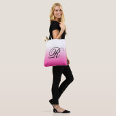 Heet roze ombre over elke kleur met monogram tote bag (Op model)