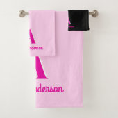 Heet Roze Retro Dolly Monogram Bad Handdoek (Insitu)