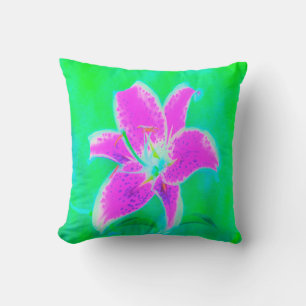 Heet Roze Stargazer Lelie op Turquoise en Groen Kussen