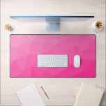 Heet roze verloop geometrisch meshpatroon bureaumat<br><div class="desc">Unieke koele bureaumat voor haar kantoor, kamer, werk, gamen kamer..
Driehoek geometrisch mesh met licht naar donker helder roze ombre verloop.</div>