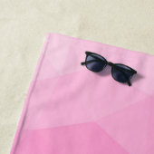Heet roze verloop geometrisch meshpatroon monogram strandlaken (In situ)