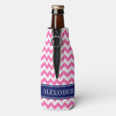 Heet Roze Witte Chevron Navy Naam Monogram Flesjeskoeler (Fles Achterkant)
