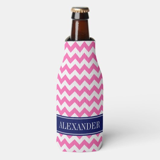 Heet Roze Witte Chevron Navy Naam Monogram Flesjeskoeler (Fles Voorkant)
