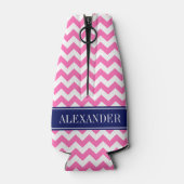 Heet Roze Witte Chevron Navy Naam Monogram Flesjeskoeler (Achterkant)