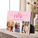Heet roze zusters 3 foto collage Keepsake Gift Fotoplaat<br><div class="desc">Vier het zusterschap met de Zusters 3 Fotocollage Keepsake Gift Plaque. Deze gepersonaliseerde plaquette heeft een prachtig gerangschikte collage van drie gekoesterde foto's, die samen onvergetelijke momenten vastleggen. Gemaakt van hoogwaardige materialen, is het perfect om op een bureau, plank of muur weer te geven. Het oprechte ontwerp voegt een liefdevolle...</div>