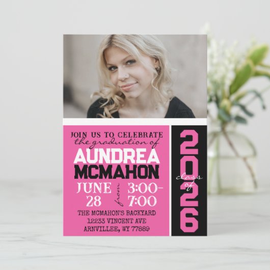 Heet Roze & Zwart Modern Afstuderen Foto Kaart (Staand voorkant)