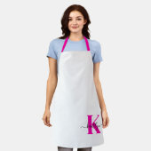 Heet Roze Zwarte Initiële Naam Monogram Schort (Gedragen)
