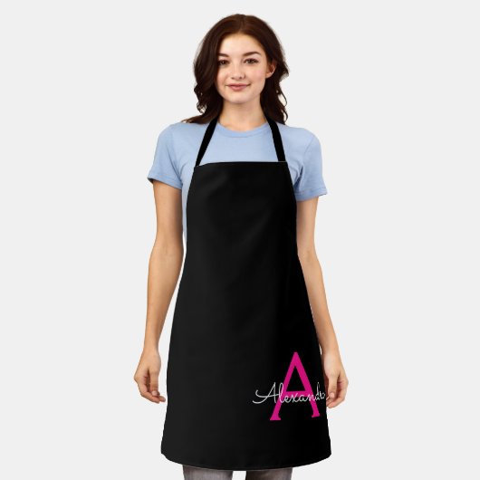 Heet roze zwarte script meisjesnaam monogram schort (Gedragen)