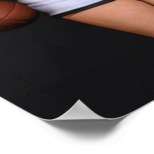 Heet vrouwelijke voetballer tegen zwart poster (Hoek)