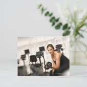 Hefgewicht vrouw in gym 2 briefkaart (Staand voorkant)