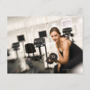 Hefgewicht vrouw in gym 2 briefkaart