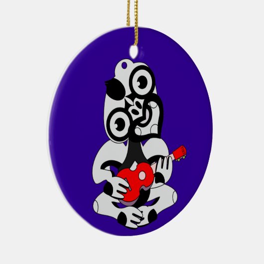 Hei Tiki speelt ukelele Keramisch Ornament (Rechts)